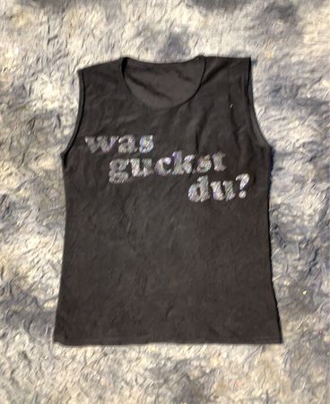 Schwarzes Tanktop mit "was guckst du?" Text