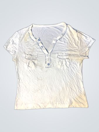 Weißes T-Shirt mit blauen Verzierungen