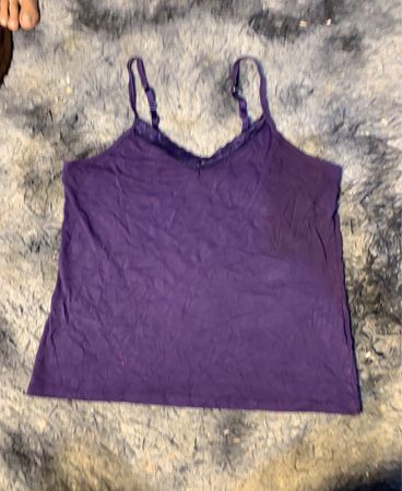 Lila Cami-Top mit Spitzenbesatz