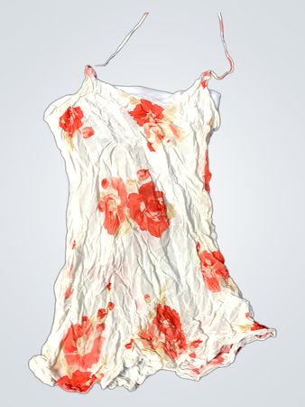 Weißes Kleid mit rotem Blumenmuster