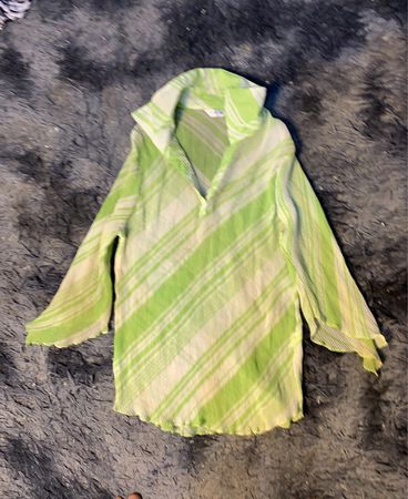 Grün und weiß gestreifte Bluse