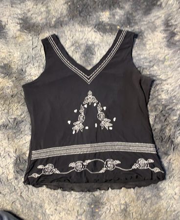 Schwarzes V-Ausschnitt Tanktop mit silberner Stickerei