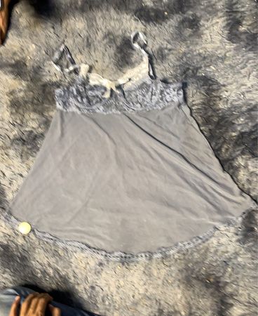 Chemise mit grauem Spitzebesatz