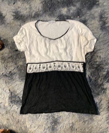 Schwarz-weißes zweifarbiges T-Shirt