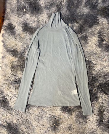 Graues Rollkragenlangarmshirt
