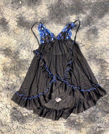 Schwarzes Babydoll mit blauen Akzenten