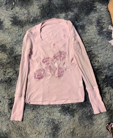 Rosa langärmeliger Pullover mit floraler Applikation