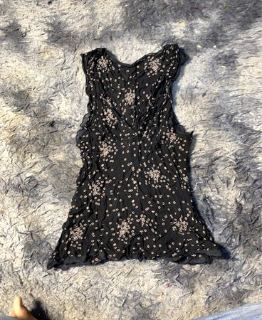 Schwarzes Kleid mit weißen Blumenmuster