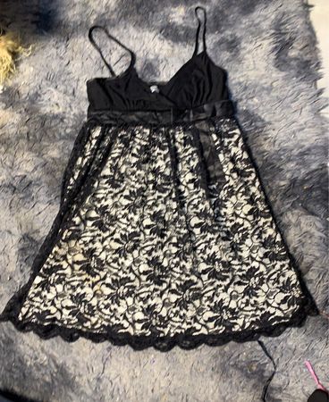 Schwarzes Spitzenkleid