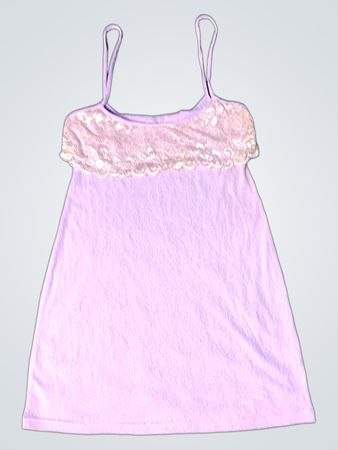 Lila Cami mit Spitzenbesatz