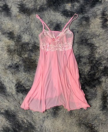Nachthemd mit pinkfarbener Spitze