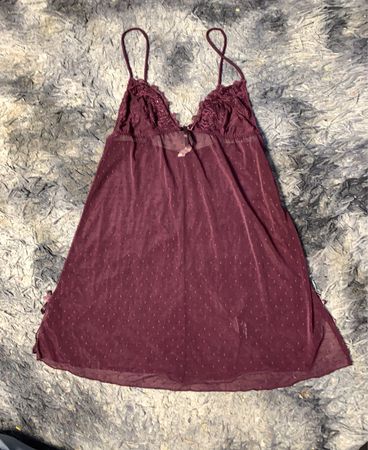 Durchsichtiges lila Babydoll-Nachthemd mit Punkte