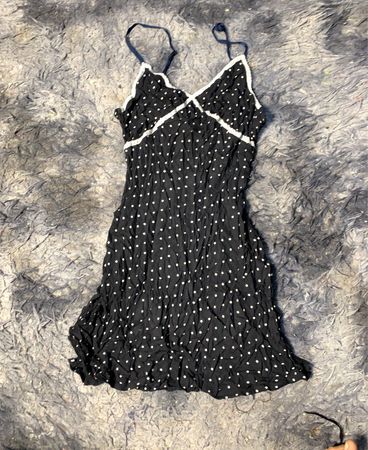 Schwarzes Spaghetti-Trägerkleid mit weißen Punkten und weißen Abschlüssen