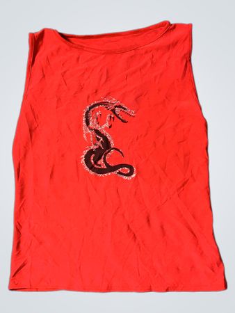 Rotes Tanktop mit Drachenmotiv