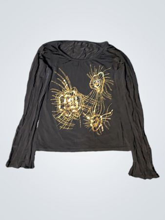 Schwarzes Langarmoberteil mit goldenen Verzierungen
