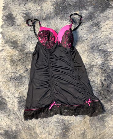 Schwarze und rosa Babydoll-Unterwäsche