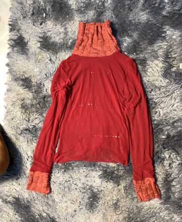 Roter Rollkragenpullover mit strukturierten Bündchen und Kragen