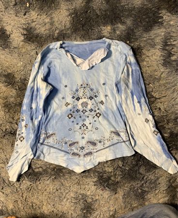 Blaues Batik Langarmshirt mit Paisley- und Blumenmuster