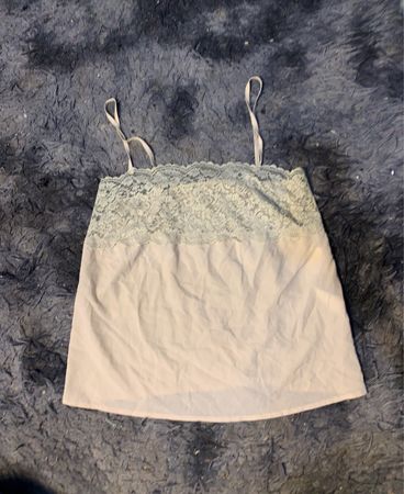 Hellblaues Spitzenbesatz Cami-Top
