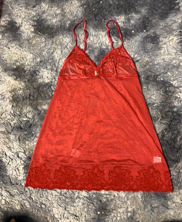 Nachtkleid mit roter Spitzenborte
