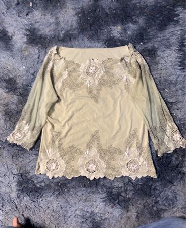 Beige Langarmoberteil mit floralem Stickerei
