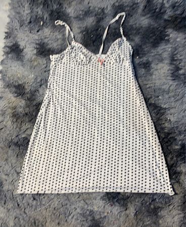 Weißes und schwarzes gepunktetes Slipkleid mit rosa Besatz