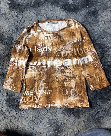Braunes T-Shirt mit All-over Textdruck