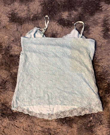Hellblaue Spitzen-Cami