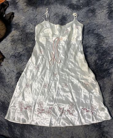 Weißes Slip-Kleid mit floralen Stickereien