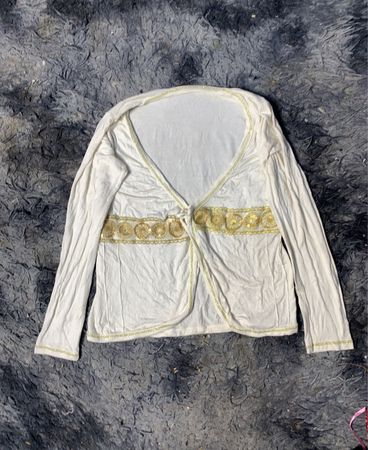 Weißer Cardigan mit goldenen Verzierungen
