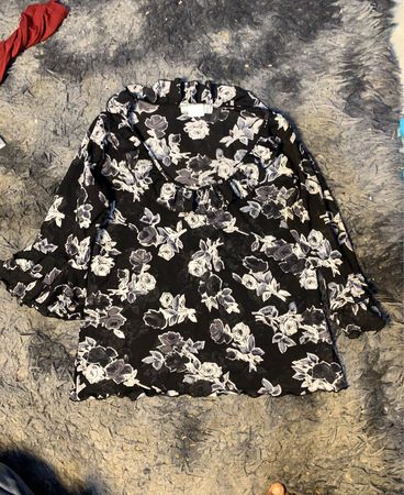 Schwarze Bluse mit Blumenmuster