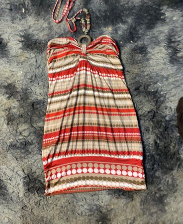 Trägerloses gestreiftes Kleid mit Halskette