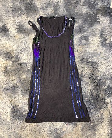 Schwarzes ärmelloses Kleid mit Pailletten