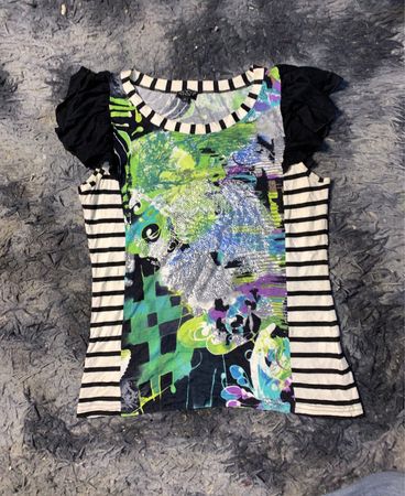 Abstract Print T-Shirt mit gestreiften Ärmeln