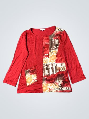 PATRICE BREAL Rotes Langarmshirt mit New York Grafik