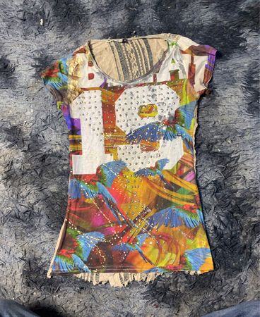 Buntes Grafik-T-Shirt mit Strasssteinen