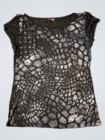 Schwarzes T-Shirt mit silbernem Muster