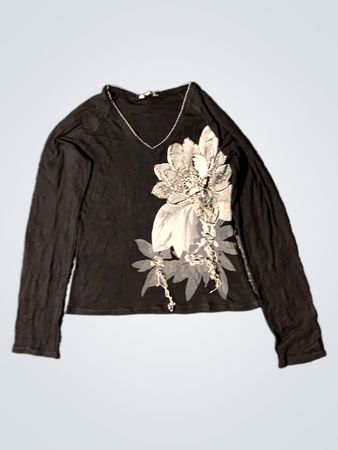 Schwarzes Langarmhemd mit floralem Schmuck.
