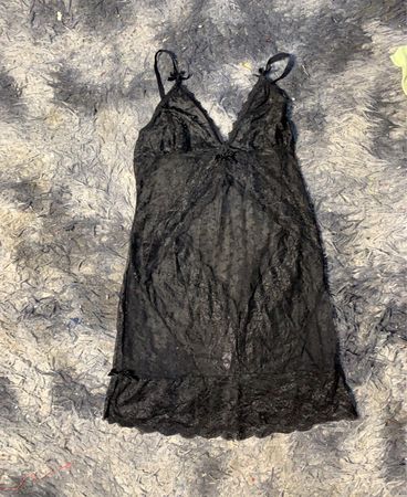 Schwarzes Spitzen-Nachtkleid