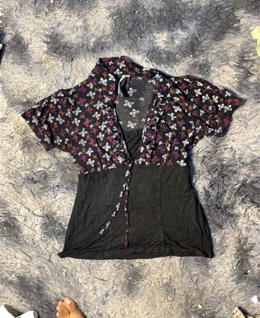 Schwarzes Top mit Schmetterlingsdruck und Bindung