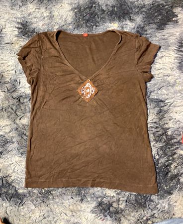 Braunes V-Ausschnitt T-Shirt mit Verzierungen