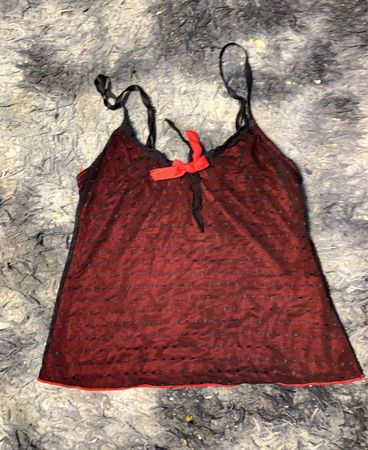 Rotes und schwarzes Babydoll-Oberteil