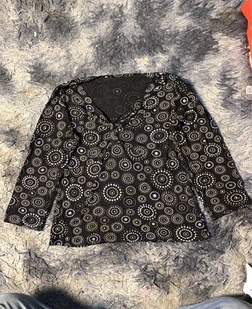Schwarzes Longsleeve-Shirt mit kreisförmigem Muster