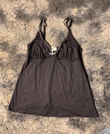 Schwarzes Slipkleid mit Schleifendetail
