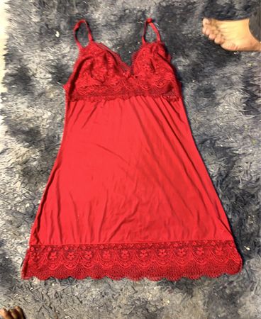 Babydoll-Nachtkleid mit roter Spitzenborte