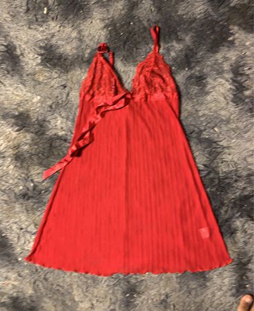Babydoll-Kleid mit rotem Spitzenbesatz