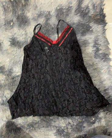 Schwarzes Spitzen-Camisole mit roten Abschlüssen