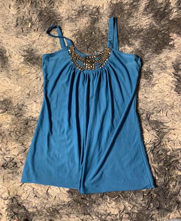 Blaues Tanktop mit verziertem Ausschnitt