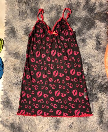 Schwarzes und pinkes Lippenabdruck-Chemise