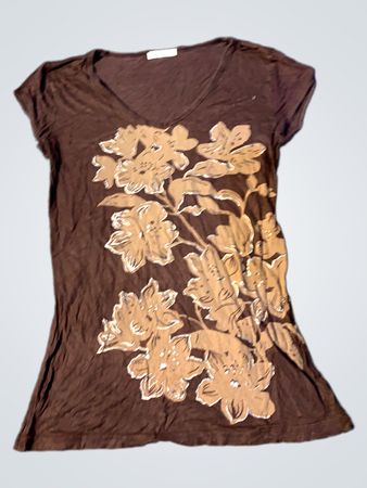 Reserviertes braunes T-Shirt mit floralem Druck und V-Ausschnitt